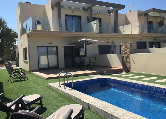 Duplex Con Piscina Individual Y Vistas Al Mar En * تورّيفيِخا